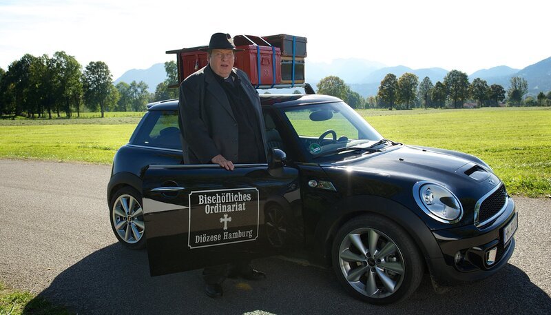Pfarrer Braun (Ottfried Fischer) kehrt in seine Heimatgemeinde Bad Beuren zurück. – Bild: ARD Degeto/​Bernd Schuller