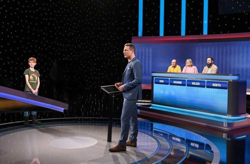 Moderator Alexander Bommes (M.) mit den Kandidat:innen: Sven Kersten (3.v.r.), Susanne Rhein (2.v.r.), Holger Rödlmeier (r.), Benita Schmedemann (l.). – Bild: ARD/​Uwe Ernst