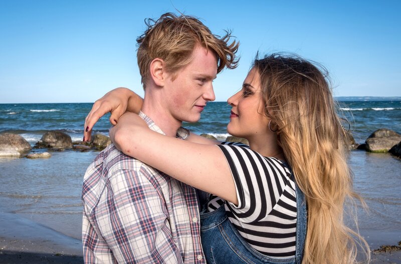 Kai (Lukas Zumbrock) und Mandy (Morgane Ferru) sind verliebt, aber nicht zusammen. – Bild: ARD Degeto/​Boris Laewen