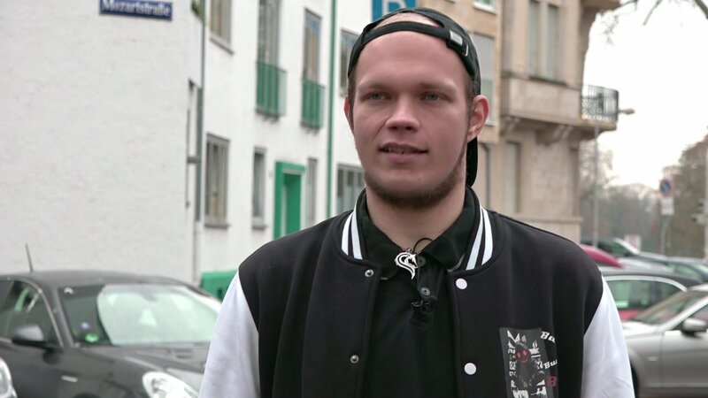 Der 23-jährige Dominick ist seit anderthalb Jahren Verkäufer in Festanstellung in einem Supermarkt. Jetzt bietet sich ihm die Chance, den Arbeitgeber zu wechseln und so auch aufzusteigen. – Bild: RTL Zwei