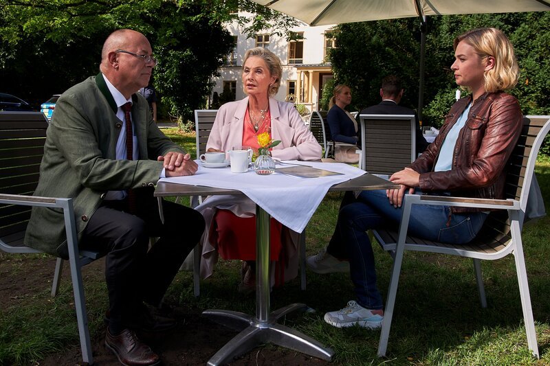 Kommissarin Winter (Vanessa Eckart, r.) und Polizeidirektor Achtziger (Alexander Duda) möchten von Beatrice Böttcher (Wookie Mayer, M.) wissen, warum sie die Tatwaffe am Tatort abgewischt hat, kurz bevor sie das Opfer gefunden hat. – Bild: Bojan Ritan /​ ZDF
