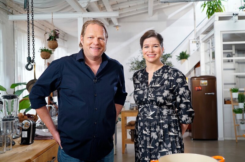 Björn Freitag (l) und Antje de Vries kochen heute ostfriesisch-afrikanisch. – Bild: WDR/​2bild/​Oliver Herber