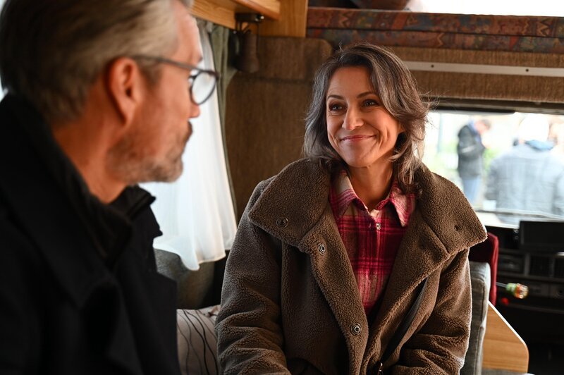 Henning (Stefan Bockelmann) und Daniela (Berrit Arnold) versöhnen sich liebevoll. – Bild: @RTL