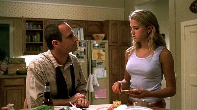 Maureen (Erin Broderick) wird von Alpträumen heimgesucht, nachdem sie einen toten Mann gesehen hat. Ihr Vater, Detective Stabler (Christopher Meloni), versucht ihr Halt zu geben. – Bild: RTL NITRO
