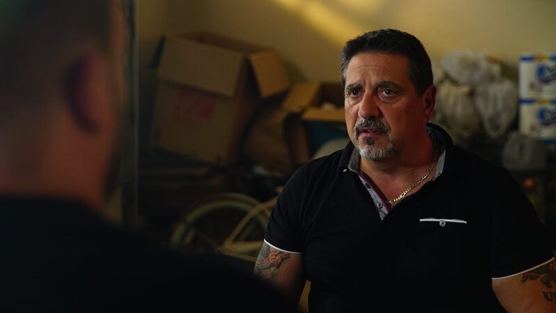 Steve DiSchiavi conducts an interview with the client’s roommate Steven for an investigation in Victorville, CA as seen on Travel Channel’s The Dead Files. – Bild: Discovery, Inc.