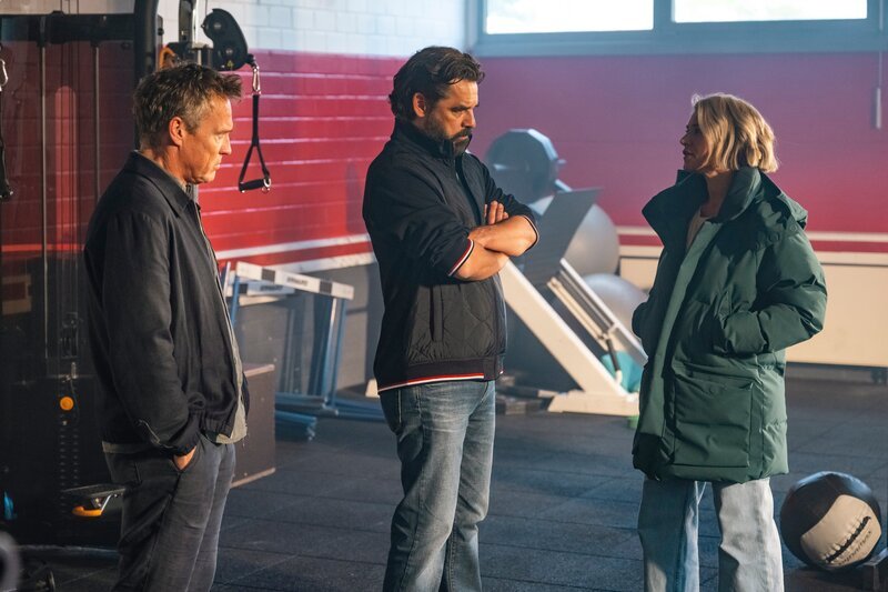 Die Ermittler Vanessa Haas (Kerstin Landsmann, r.) und Matti Wagner (Pierre Besson, l.) befragen Jochen Stelter (Tobias Oertel, M.). Hatte der tote Eishockeyspieler Stimmung gegen den Trainer gemacht? – Bild: Martin Rottenkolber /​ ZDF