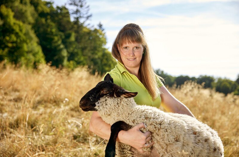 Carolin Detsch aus Unterfranken mit ihren Schafen. – Bild: BR/​megaherz gmbh/​Philipp Thurmaier