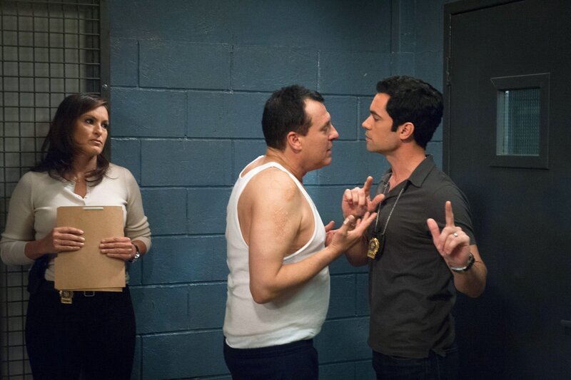 Mariska Hargitay als Det. Olivia Benson, Tom Sizemore als Lewis Hodda und Danny Pino als Detective Nick Amaro in „Law & Order: Special Victims Unit“, Episode „Manhattan Vigil“. – Bild: PLURIMEDIA (NBC Universal, Inc.)