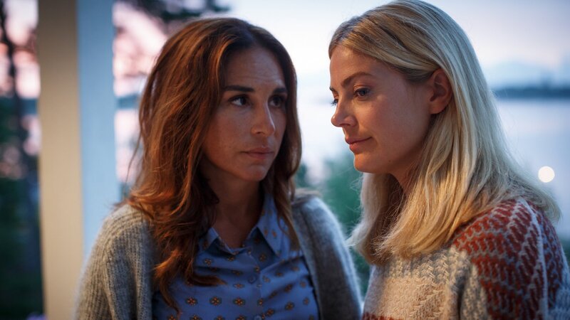 Nora Linde (Alexandra Rapaport, l.) macht sich große Sorgen um ihre Freundin Kristina (Tuva B. Larsen, r.). – Bild: ZDF /​ Filmlance Int 2020