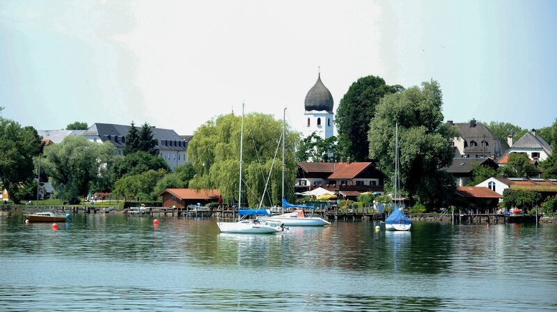 Segelboote vor der Fraueninsel im Chiemsee. – Bild: WDR/​dpa/​Angelika Warmuth