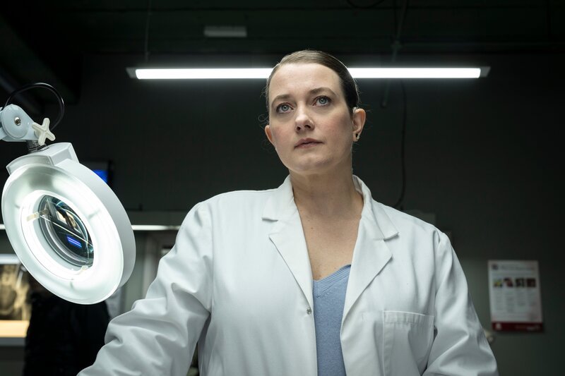 Ashley Wilton, die Leiterin der pathologischen Abteilung. – Bild: Sven Arnstein/​AcornTV