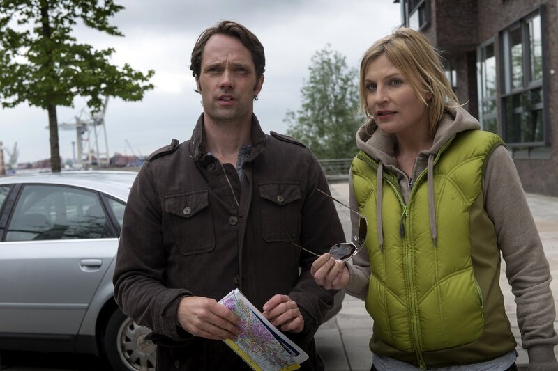 Melanie (Sana Englund, r.) und Mattes (Matthias Schloo, l.) sind undercover im Einsatz, um die Lösegeldübergabe überwachen zu können. – Bild: PLURIMEDIA (ZDF /​ Boris Laewen)