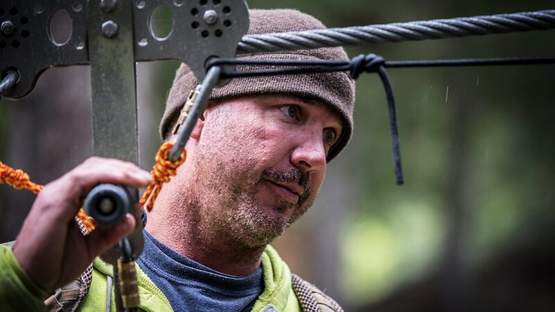 Dustin Hurt about to take the zip line with James back to camp. – Bild: DMAX