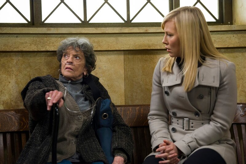 -- „Monster’s Legacy“ Episode 1414 -- Pictured: (l-r) Susanne Shepherd as Olga Dudek, Kelli Giddish as Detective Amanda Rollins -- (Photo by: Michael Parmelee/​NBC) – Bild: NBCUniversal Media, LLC