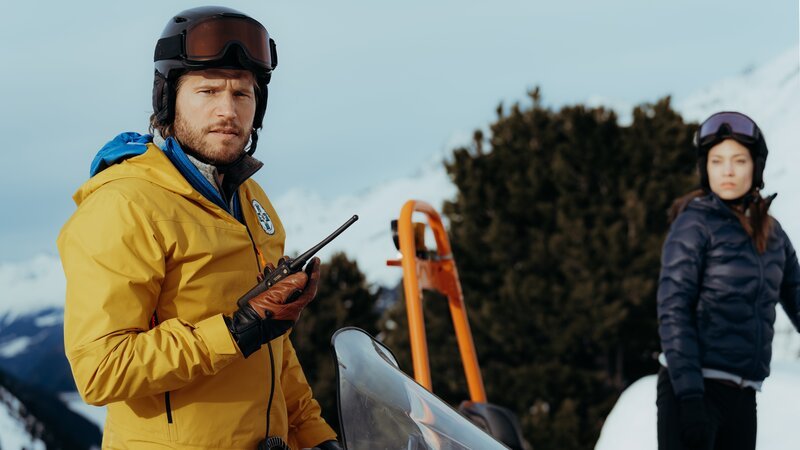 Bei der Suche nach den vermissten Brüdern läuft Markus (Sebastian Ströbel) und Alex (Viktoria Ngotsé) die Zeit davon. – Bild: Sabine Finger Fotografie
