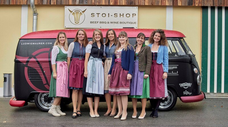 Die Landfrauen in Dirndl vor dem STOI-Shop von Lucki Maurer und dem Landfrauenbus. – Bild: BR/​megaherz gmbh/​Philipp Thurmaier