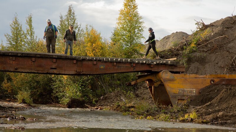 Mike Beets, Tony Beets and Monica Beets standing on bridge. – Bild: Discovery Communications, LLC