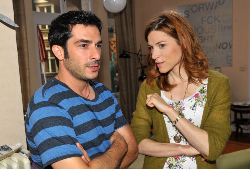 Als plötzlich die Ausländerbehörde bei ihnen auftaucht, haben Tayfun (Tayfun Baydar) und Dascha (Lena Ehlers) den Verdacht, dass Gerner sie angezeigt hat. – Bild: RTL