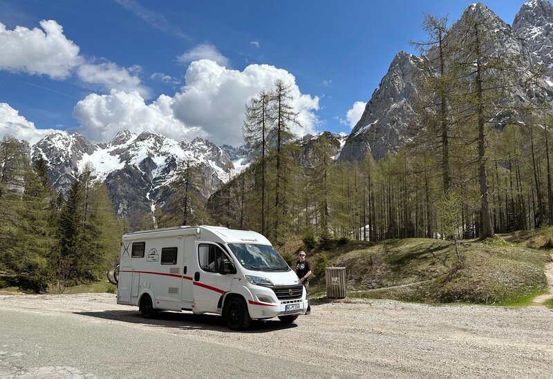 Rüdiger Erbslöh und das Wohnmobil 1600 Meter hoch auf dem Vrsic-Pass. – Bild: WDR/​sagamedia GmbH