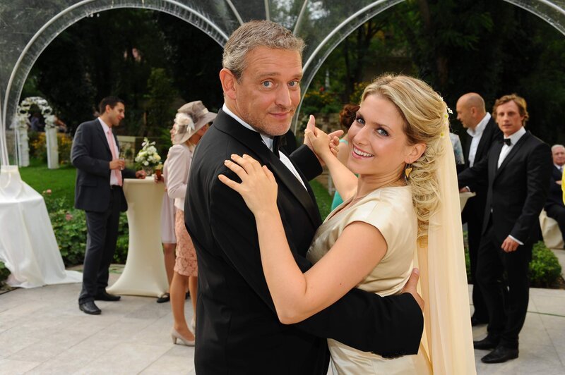 Genießen den Tag: Anna (Jeanette Biedermann, r.) und Ingo (Wolfgang Wagner, l.) … – Bild: SAT.1 /​ Oliver Ziebe