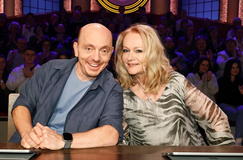 Rateteam-Kapitän Bernhard Hoëcker (l.) mit Schlagersängerin Nicole (r.). – Bild: ARD/​Morris Mac Matzen