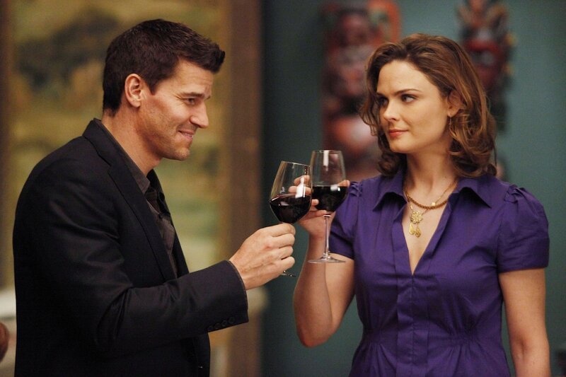 Booth (David Boreanaz) und Brennan (Emily Deschanel) feiern gemeinsam mit Brennans Familie und ihrem Team Weihnachten. – Bild: SUPERRTL /​ FOX