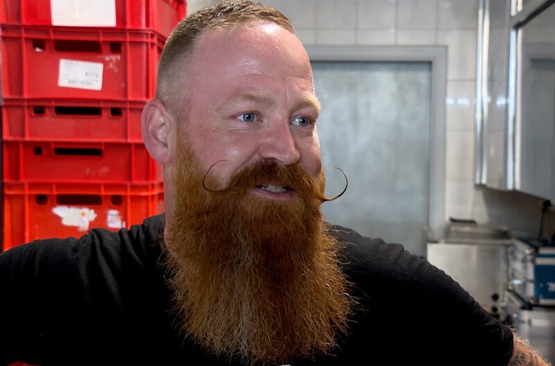 Sven Segsulka ist Experte, wenn es ums Grillen geht. Heute veranstaltet der 37-Jährige zum ersten Mal einen rein vegetarischen Grillkurs. – Bild: NDR/AZ MEDIA TV GmbH Sven Segsulka ist Experte, wenn es ums Grillen geht. Heute veranstaltet der 37-Jährige zum ersten Mal einen rein vegetarischen Grillkurs. – Bild: NDR/AZ MEDIA TV GmbH