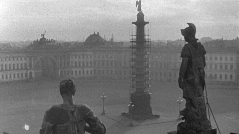 Blick auf Palastplatz und Alexandersäule vom Dach des Winterpalais, 1941/42. – Bild: NDR/Schmidt & Paetzel Fernsehfilme Blick auf Palastplatz und Alexandersäule vom Dach des Winterpalais, 1941/42. – Bild: NDR/Schmidt & Paetzel Fernsehfilme