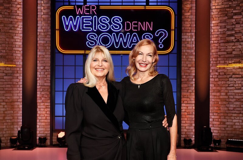 Als Kandidatinnen zu Gast bei „Wer weiß denn sowas?“: Die Tänzerin, Sängerin und Moderatorin Marlène Charell (l.) und Musicaldarstellerin, Chansonsängerin und Schauspielerin Ute Lemper (r.). – Bild: ARD/​Morris Mac Matzen