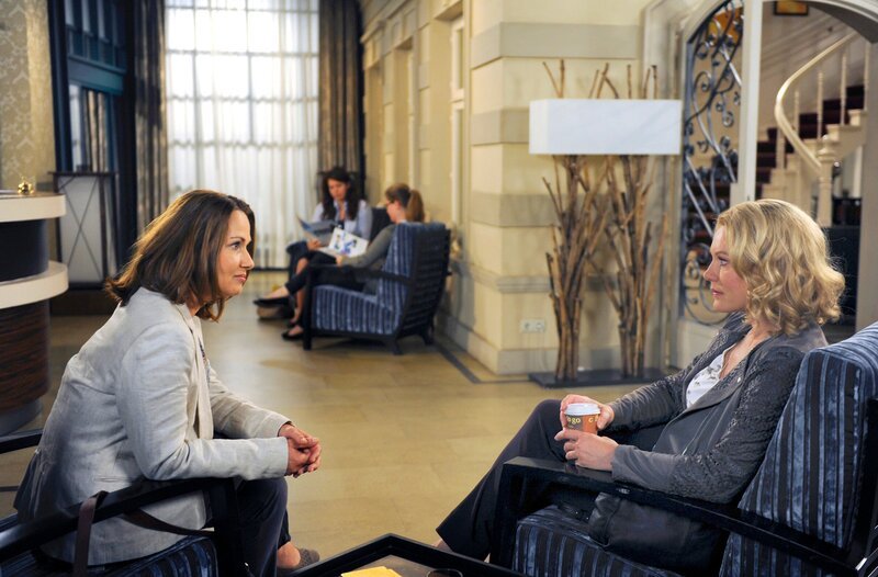 Tine (Maike Bollow, r.) und ihre Freundin Jana (Jenny Jürgens, l.) treffen sich in der Lobby des Hotels „Drei Könige“. – Bild: ARD/​Nicole Manthey