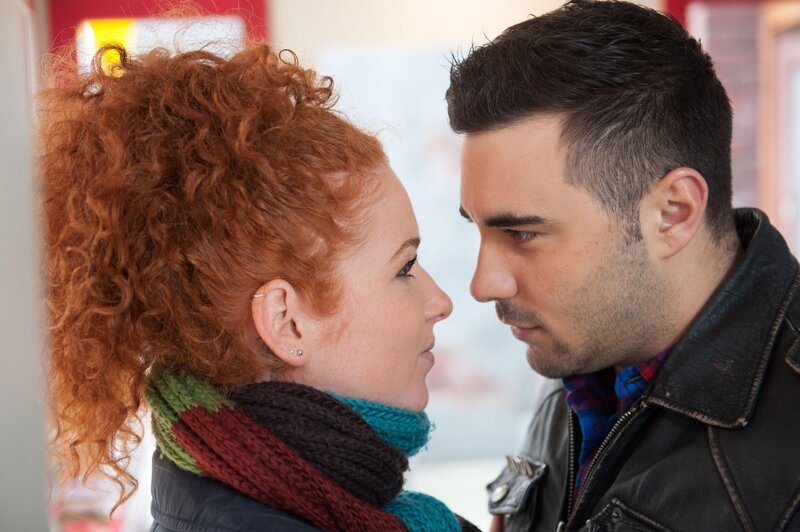 Easy (Lars Steinhöfel) macht Joe (Sarah Hannemann) eine romantische Liebeserklärung. – Bild: RTL Passion