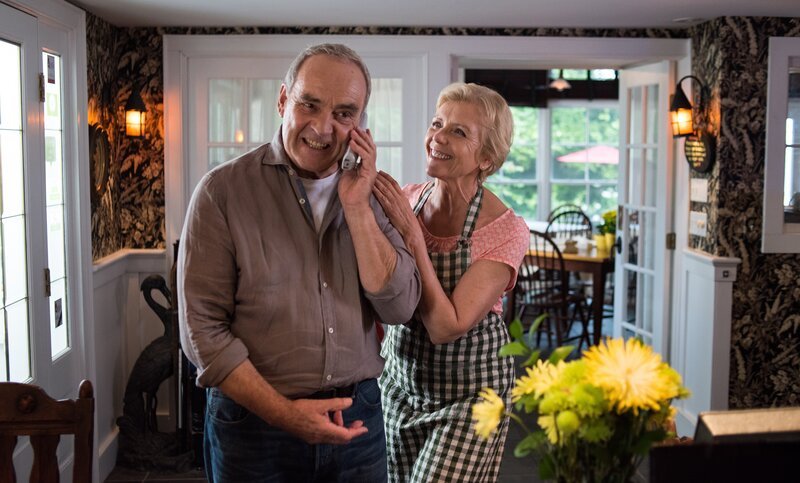 Matt Rhodan (Walter Kreye) und seine Frau Fanny (Angelika Thomas) freuen sich sehr zu hören, dass ihre Adoptivtochter Skye zu Besuch kommt. – Bild: ZDF und Rick Friedman