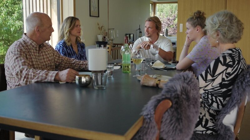 (v.l.n.r.) Otto Meisner (Andreas Borcherding); Frieda Meisner (Laura Lippmann); Felix Groneberg (Christopher Kohn); Pippa Meisner (Natascha Weitzendorf); Carla Groneberg (Edelgard Hansen) – Bild: Joyn Eigenproduktionsbild frei