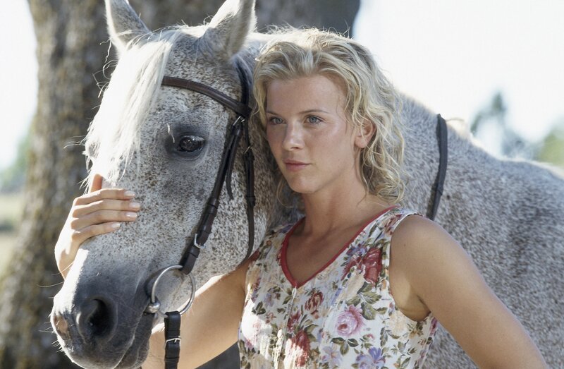 Lena (Eva Habermann) ist nach langer Zeit an den Ort ihrer Kindheit zurückkehrt. – Bild: Romance TV