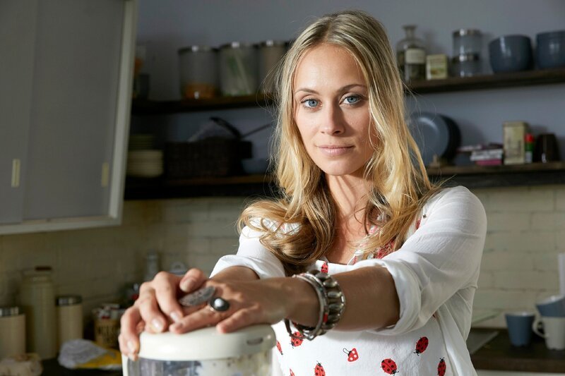 Toni (Sina Tkotsch) möchte Mutter Gabriele beeindrucken und will sich für Nichte Marie bei der Elternsprechstunde einsetzen. – Bild: MG RTL D /​ Guido Engels