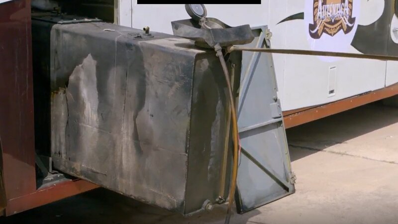Der verdächtige Tank eines leeren Tourbusses rückt bei der Grenzkontrolle in den Fokus der Beamten - Unregelmäßigkeiten deuten auf möglichen Schmuggel hin. – Bild: WeltN24 GmbH