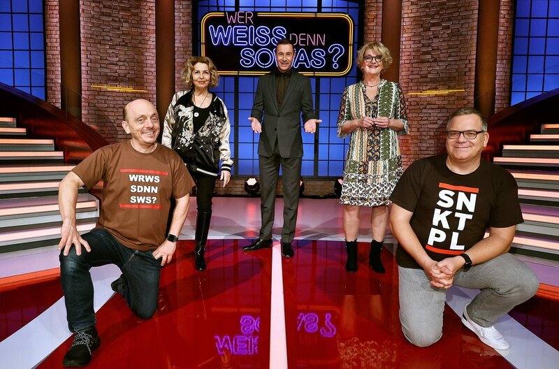 Moderator Kai Pflaume (M.) und seine Rateteam-Kapitäne Bernhard Hoëcker (l.) und Elton (r.) begrüßen in dieser Sendung die Schauspielerin Michaela May (2.v.l.) und die Schauspielerin Saskia Vester (2.v.r.). – Bild: ARD/​Morris Mac Matzen