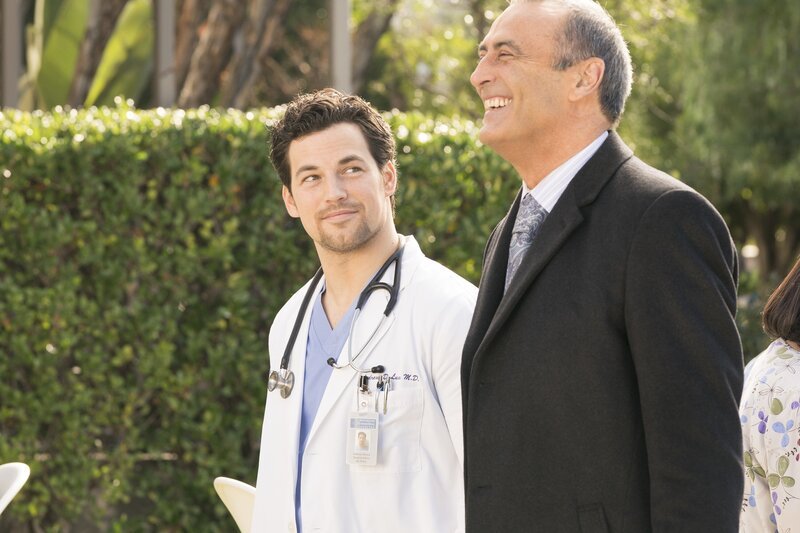 Dr. Andrew DeLuca (Giacomo Gianniotti, l.); Dr. Vincenzo DeLuca (Lorenzo Caccialanza, r.) – Bild: ABC Studios /​ Eric McCandless