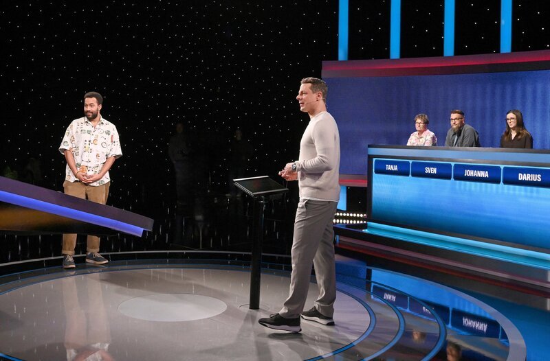 Moderator Alexander Bommes (M.) mit den Kandidat:innen: Tanja Wellstein (3.v.r.), Sven Maurer (2.v.r.), Johanna Bauer (r.), Darius Adu Bright (l.). – Bild: ARD/​Uwe Ernst