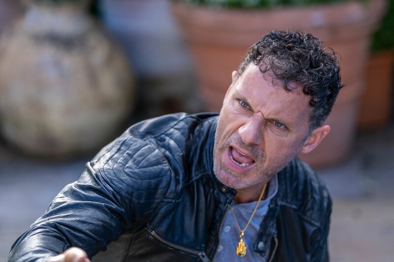 Marac (Cengiz Dervis) ist wütend auf Ricky Hopkinson und attackiert ihn. – Bild: Sven Arnstein/​AcornTV /​ ZDF