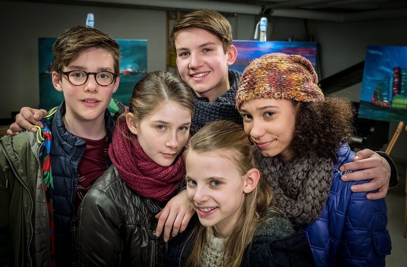 Wieder ein Fall gelöst von Benny, Mia, Johannes, Alice und Lisha. – Bild: NDR/​Boris Laewen