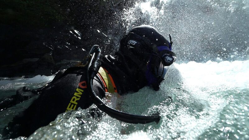 Dustin Hurt dives for the first time this season. – Bild: Discovery Communications, LLC