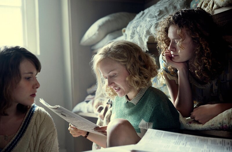 Jessica Mitford (Zoe Brough), Unity Mitford (Shannon Watson) und Deborah Mitford (Orla Hill). – Bild: WDR/​Firebird Pictures