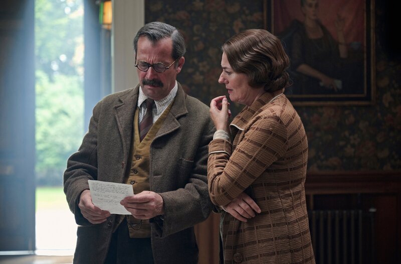 David Freeman-Mitford (l., James Purefoy) und Sydney Bowles Mitford (r., Anna Chancellor). – Bild: WDR/​Firebird Pictures