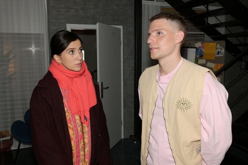 Moritz (Lennart Borchert) hofft, dass Laura (Chryssanthi Kavazi) bald in die Agentur zurückkehrt. – Bild: RTL
