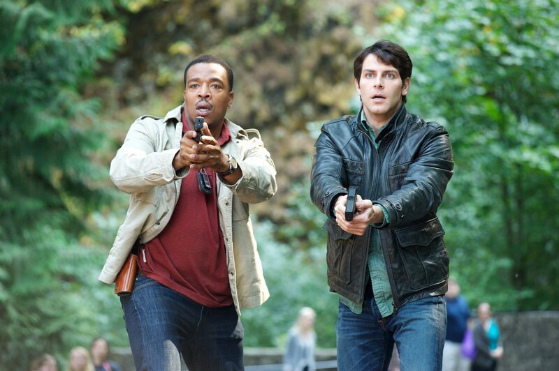Hank Green (Russell Hornsby, l.) und Nick Burkhardt (David Giuntoli) jagen einen Ziegendämon? – Bild: Canal+