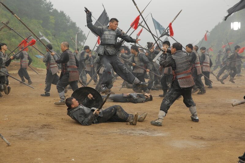 XI’AN, CHINA- Albert Lin untersucht die Klinge eines Schwertes, das zusammen mit den Terrakotta-Kriegern vergraben wurde. – Bild: Patrick Høgsholt /​ Brook Lapping Productions /​ Patri /​ National Geographic Channels