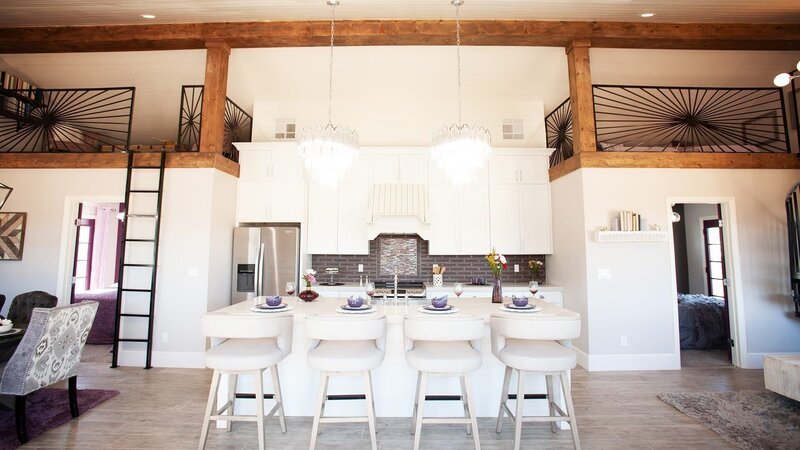 Das Power-Paar plant einen Anbau zum Wohnen und verleiht dem Interior einen modernen Landhaus-Look in Naturtönen. – Bild: HGTV
