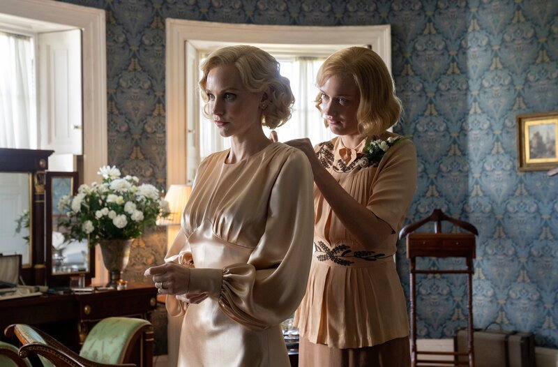 Diana Mitford (l., Joanna Vanderham) und Unity Mitford (r., Shannon Watson). – Bild: WDR/​Firebird Pictures
