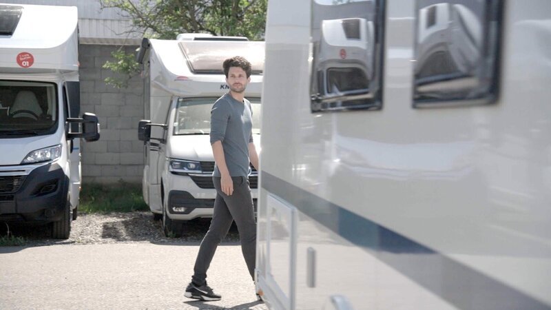 Stephan Bydlinski beim Wohnwagen-Check. – Bild: Neulandfilm /​ ORF